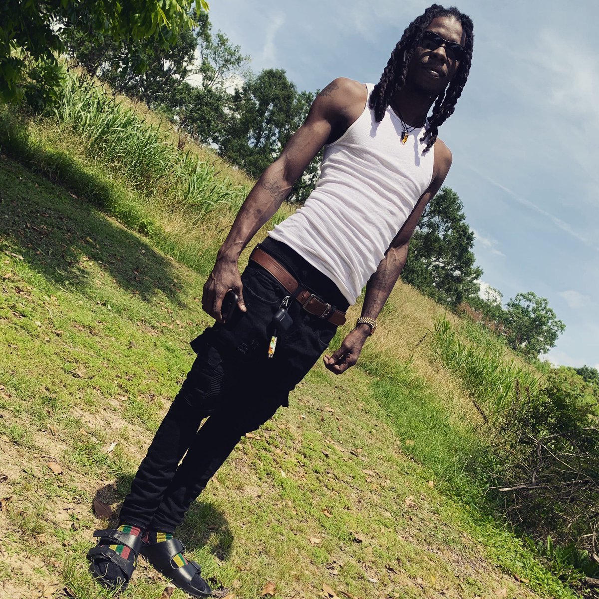 santanadatruth1's tweet photo. I’m Underdog But I’m Still Over You🤞🏾😌 #TheBlackSheep🖤🐑 #LongLiveMyFamily🙏👼 #FreeMyPeople⏳🔓 #BoutWhateverLife😈 #HumbledG🤫 https://t.co/G8XTjmdBSn