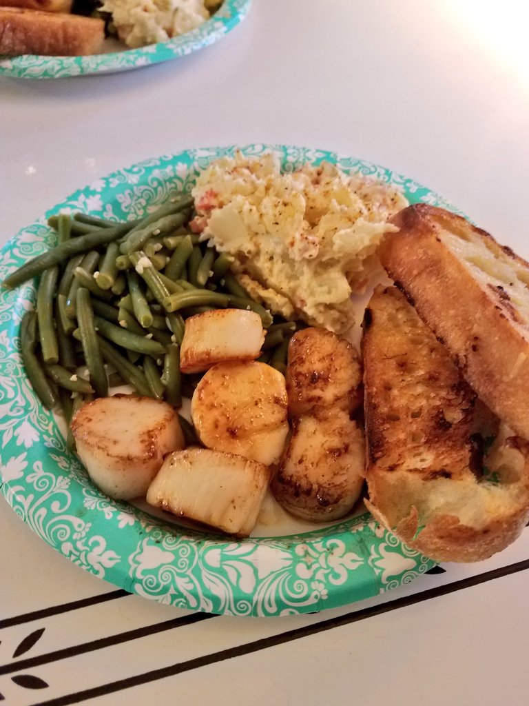 EatsJamen's tweet photo. Pan seared #scallops, garlic green beans, potato salad, and toasted roast #garlic #ciabatta #bread. #jameneats loves some #doublestarch after spending the day outside in the sun. https://t.co/5KfC0CCt5P