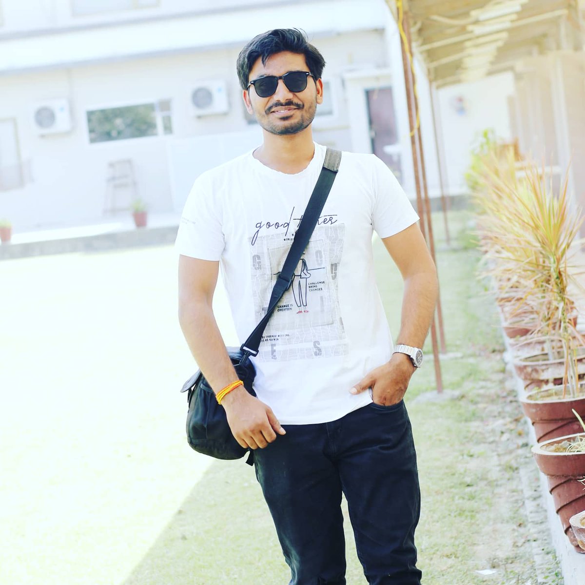 iamslmishra's tweet photo. ज़माना भी अजीब हैं, नाकामयाब लोगो का मज़ाक उड़ाता हैं और कामयाब लोगो से जलता हैं।
कैसी विडंबना हैं ! ...
#Be_dynamic
#goodmorning #मॉर्निंग #morningmotivation #morning #suvichar #loves #lovesforgod #lovestory #followtrickers #followforfollowback #followme .. https://t.co/FzSJk160cM