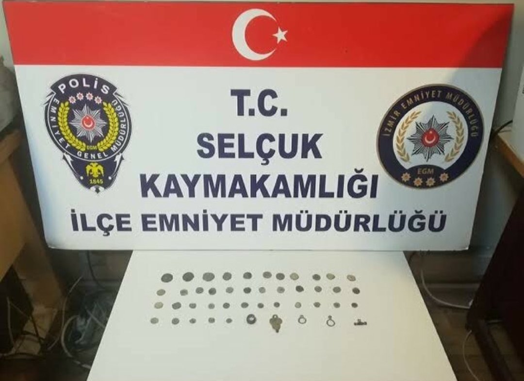 rasimefe's tweet photo. Selçuk İlçe Emniyet Müdürlüğüne bağlı Çarşı ve Mahalle Bekçileri İsabey Mahallesi'nde şüphe üzerine bir aracı durdurdu. Ekipler aracı kontrol etti. Araçta yapılan aramalarda 40 adet sikke, üç adet yüzük, 2 adet broş ele gecirdi
#bekcigoreviniyapiyor https://t.co/1079TlGVwn