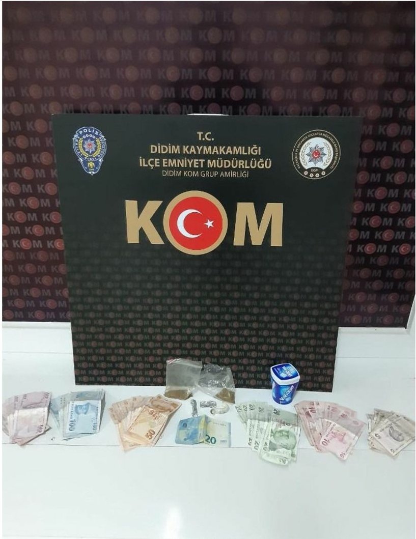 rasimefe's tweet photo. Didim'de Gece Kartalları şüpheli iki kişiyi durdurdu. Yapılan aramalarda şüphelilerin üzerlerinde ve kaldığı metruk binada uyuşturucu madde ele geçirdi 👏👏

#bekcigoreviniyapiyor https://t.co/kVYP8m0rvP
