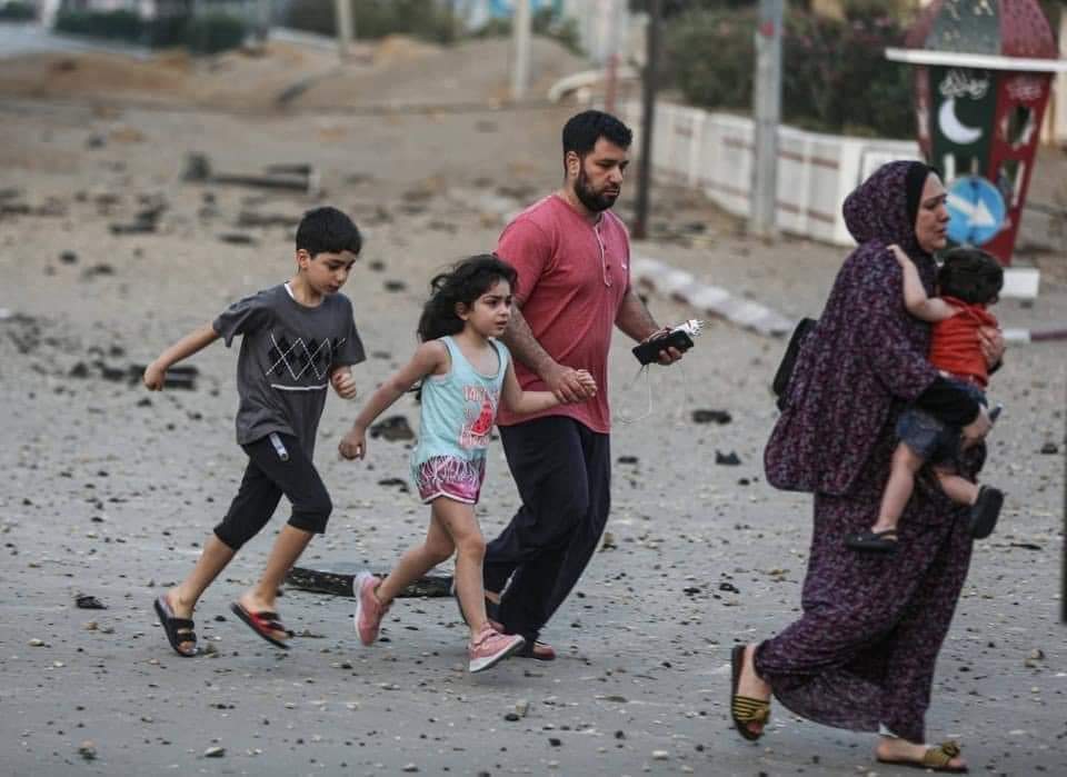 AyaIsleemEn's tweet photo. Death toll in #Gaza
197 martyrs, including
58 children, 34 women,
and 1235 wounded..
#GazaUnderAttack 🇵🇸💔 https://t.co/mVWTCZTfLi