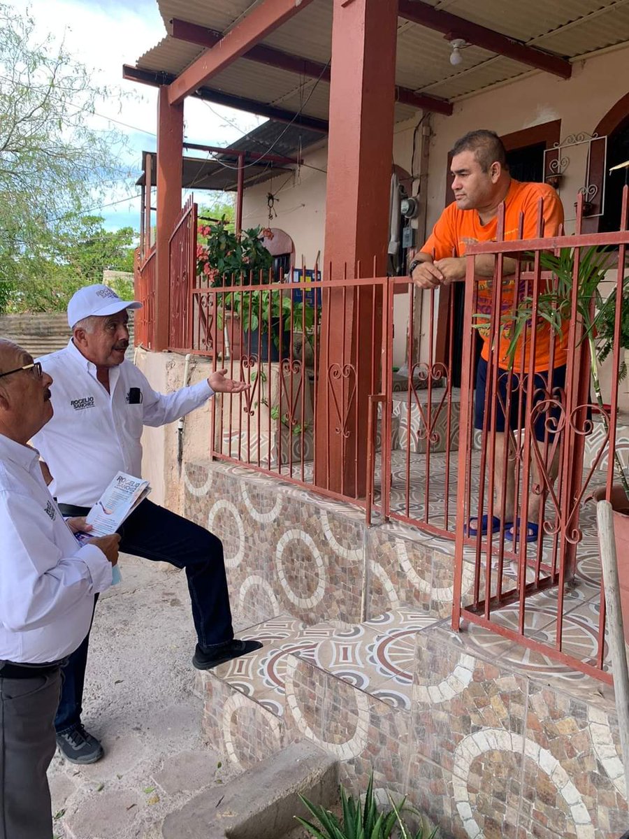 RogelioGuaymas's tweet photo. Recorriendo el centro de la ciudad, escuchando a diversos sectores sobre la situación actual de Guaymas y las mejoras que puedan detonar  el primer cuadro de la ciudad, es urgente rescatar esta zona y fortalecer a los comerciantes. #AEntrarleConTodo https://t.co/fBP55SHKA9