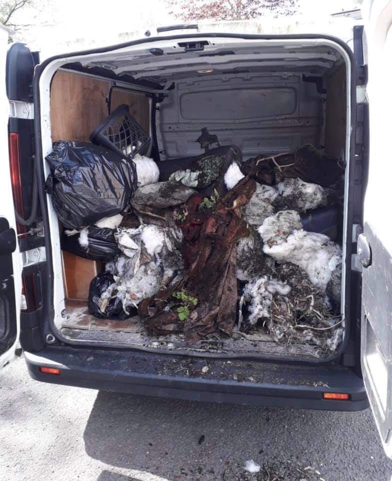 CowdenbeathCC's tweet photo. Huge Thanks to all volunteers who joined Gary Guichan and Alex Campbell on their community litter pick in Cowdenbeath today.ππ
#greatcommunityspirit
#lovecowdenbeath
#improveourtown https://t.co/Ij2woWyOqs