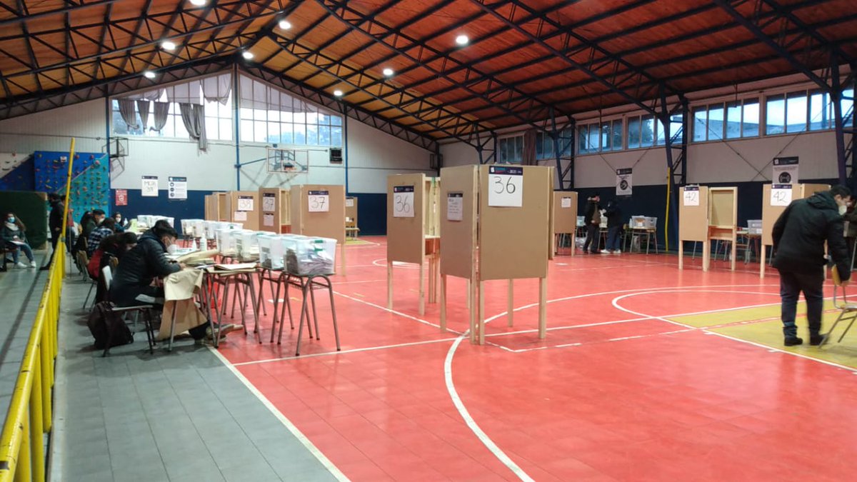 rioenlinea's tweet photo. 🟠 EN VIVO | A menos de media hora del cierre de mesas así se vive el último día de elecciones en el Gimnasio del Liceo Santa María La Blanca en  Valdivia. 👉 https://t.co/AuHIAyUfg1 #Valdiviacl #DecideLosRios https://t.co/QXNWWNxy9T