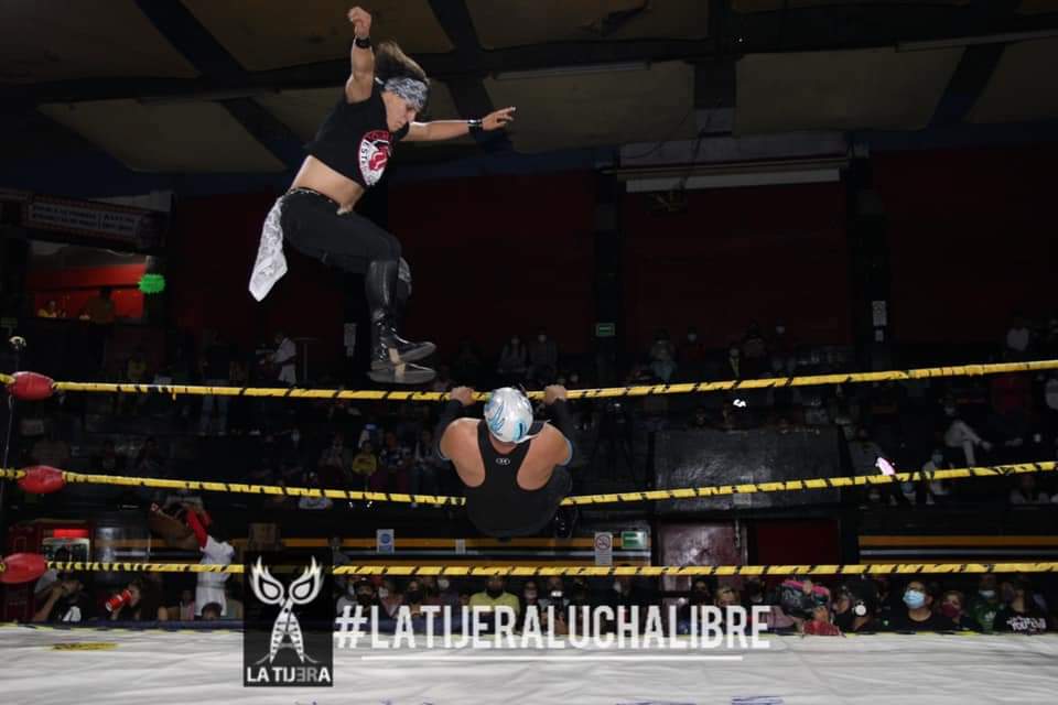 LaTijeraLucha's tweet photo. Un crecimiento importante el que han desarrollado #HellBoy y #BlueMonsterJr, quienes brindaron una buena lucha en la primera contienda de los tradicionales domingos de #IWRG, el triunfo es para el rockanrolero y pandillero sobre el junior azul...
#latijeraluchalibre https://t.co/DIDUnqFx11