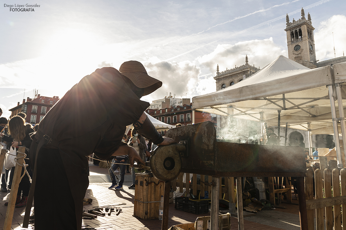diego_lopg's tweet photo. Durante estos días hemos podido disfrutar del tradicional Mercado Castellano, esta vez en la Plaza Mayor. 😯🏰

Os dejo por aquí abajo algunas fotografías de los artesanos!📷
@AyuntamientoVLL @infoVLL @TribunaVa @fiestasVLL
#Valladolid #MercadoMedieval #Patron #SanPedro https://t.co/kxMUNBPVoo