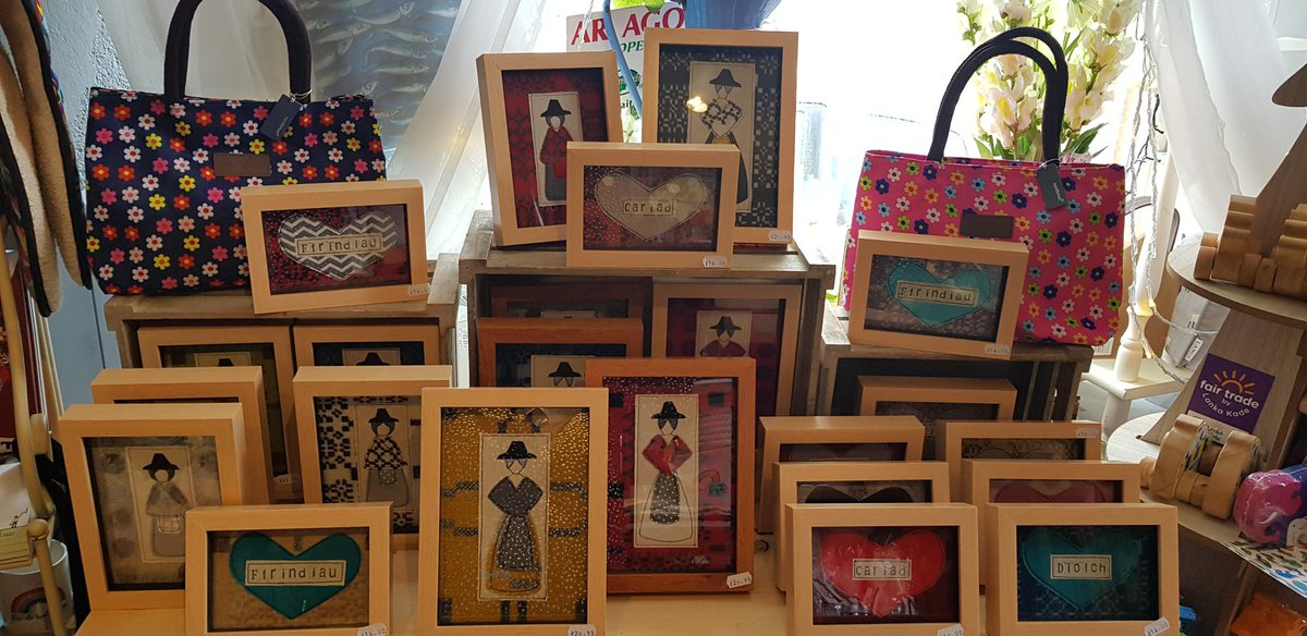 Lluniau ladi gymreig Branwen ac Angharad yngyd a lluniau bach a geiriau cymraeg  Cariad, Cartref, Ffrindiau a Diolch. Gwaith Chwaethus <a href="/Caryljones15/">Chwaethus</a> yn ddefnyddio blanced Melin Tregwynt <a href="/WovenInWales/">Melin Tregwynt</a>