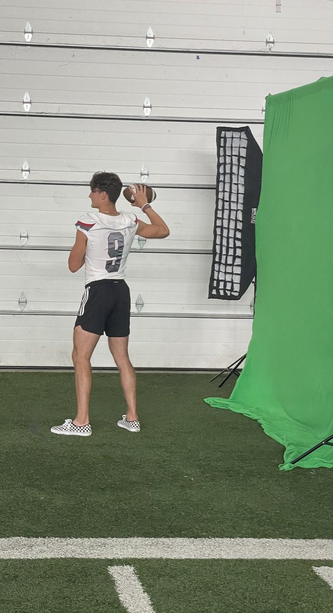 _Tee_SquareD's tweet photo. Cheesin’ it 📸 @VYPEOK Top 100 @RidgerunnerFoo1 @carson_trimble @emmanuelcrawf16 @Ben72473042 https://t.co/Y3wu9IdQIf
