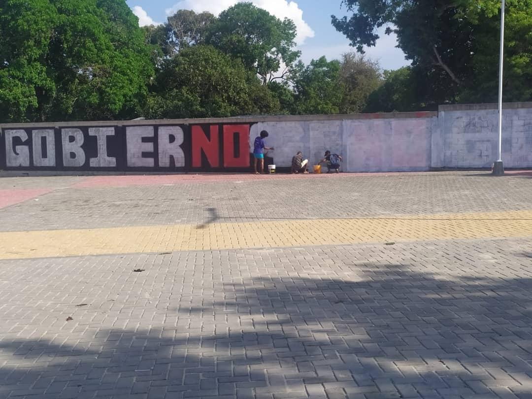 LEYNERQUERALES3's tweet photo. Se indignaron con un mural que dice la verdad. 
PERO NO SE INDIGNARON DE: que durante 79 años de vida jurídica de caracoli no tienen agua potable, y el preciado líquido llega sucia causando enfermedades.
¡¡¡PUEBLO INDOLENTE DESPIERTA!!! https://t.co/vmgOD7lNPd
