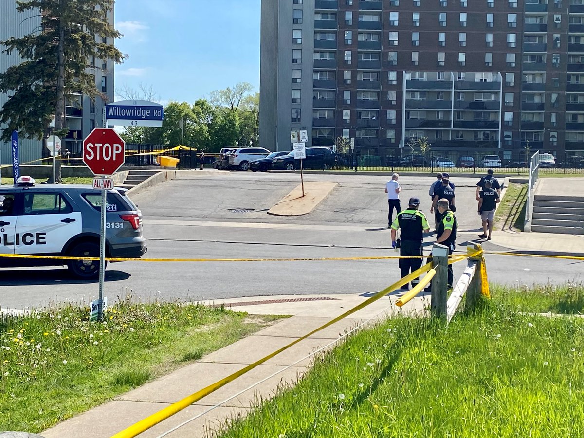 CP24's tweet photo. UPDATED: 28-year-old man dead, 3 other men seriously wounded in shooting in Etobicoke
https://t.co/g5UHT6zEPH https://t.co/Y8ATfwKYyk