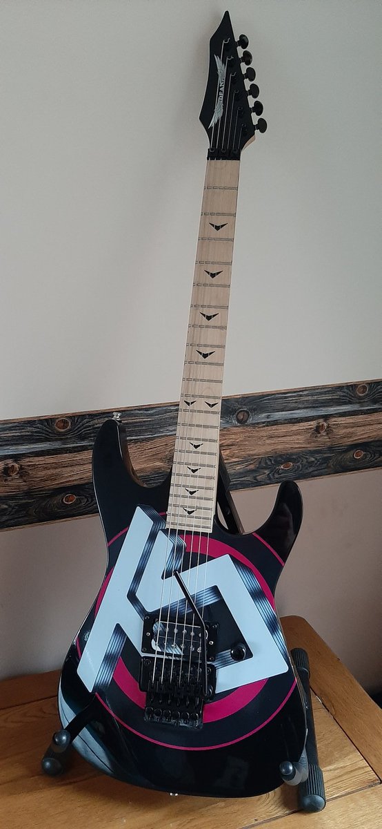 SisterTribute's tweet photo. We love this tribute guitar to the Mighty Twisted Sister. What do you think SMFs? #Twistedsister @TwistedSisterNY @steve675r @EddieOjeda @AnimalTactics @deesnider @TS_BurnInHell @TSClubs7683 @TwistedHotSauce @ojeda_dark #rocknroll #youcantstoprocknroll #guitars #guitarist https://t.co/QL92w1e9Yh