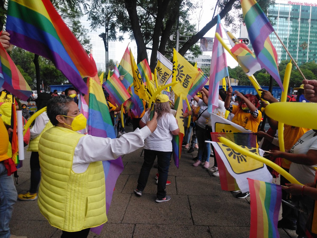 senadisexprd's tweet photo. La candidata a diputada federal @GabrielaSodiM, de la alianza PAN, PRI, PRD, inicia en estos momentos la Caminata Arcoíris con militantes y simpatizantes en la Zona Rosa. #Elecciones2021MX #LaRevolucionArcoirisVa https://t.co/DI7EIzH8Lc