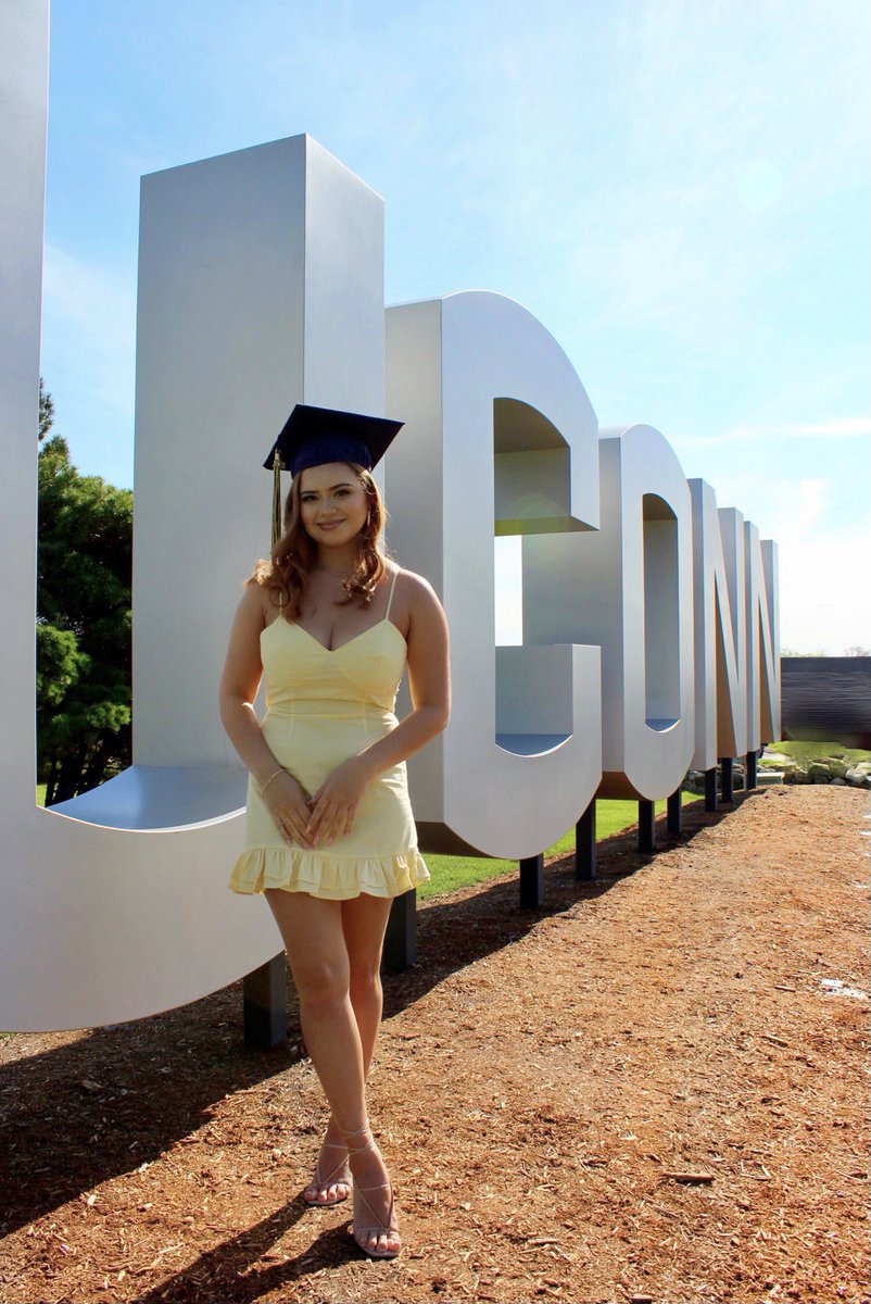 _giannaa's tweet photo. A graduate! 🎓
University of Connecticut 2021 🤍💙 https://t.co/v6K4cZRC78