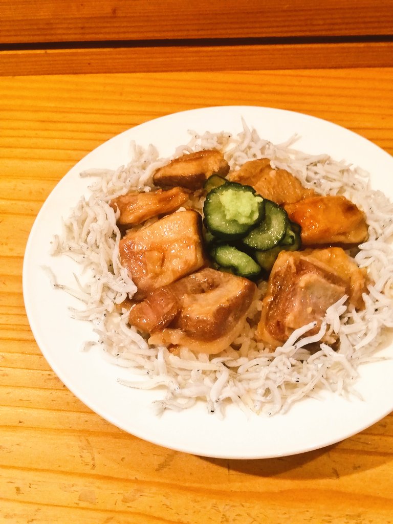 ひつじそば 人と羊 サイドメニューも鰹と羊に合わせてみました 羊串にはみょうがのジュレ ラムコンフィごはんに釜揚げしらすと きゅうり わさびで初夏らしい味に 若干盛り付け変更あります 鰹と羊は鰹のたたき増しできます 大葉増しは他のメニュー