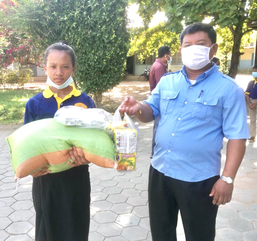 PeoplestoriesC's tweet photo. It takes a village to move mountains (2.5 tons of rice in our case). Together we ARE making a difference. 

Join us for the children of Cambodia:
https://t.co/lGP04cKyhw

#PeopleStories #Purpose #Education #StopDropOut #SchoolForLife #EndPovertyCycle #COVID19 #ReliefPackages https://t.co/oEqqMj8uDu