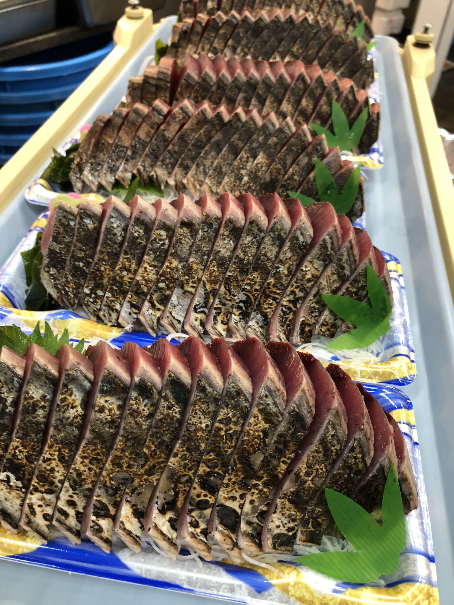 魚市 二子新地鮮魚店 魚市です おはようございます 本日のおすすめ 魚市海鮮丼 980円 生ウニたっぷり入ってます お買い得 大盛り 千葉産生かつお刺身 タタキ 島根産殻付岩カキ 生本まぐろ刺身 愛知産サヨリ刺身 新潟産天然ヒラメ刺身