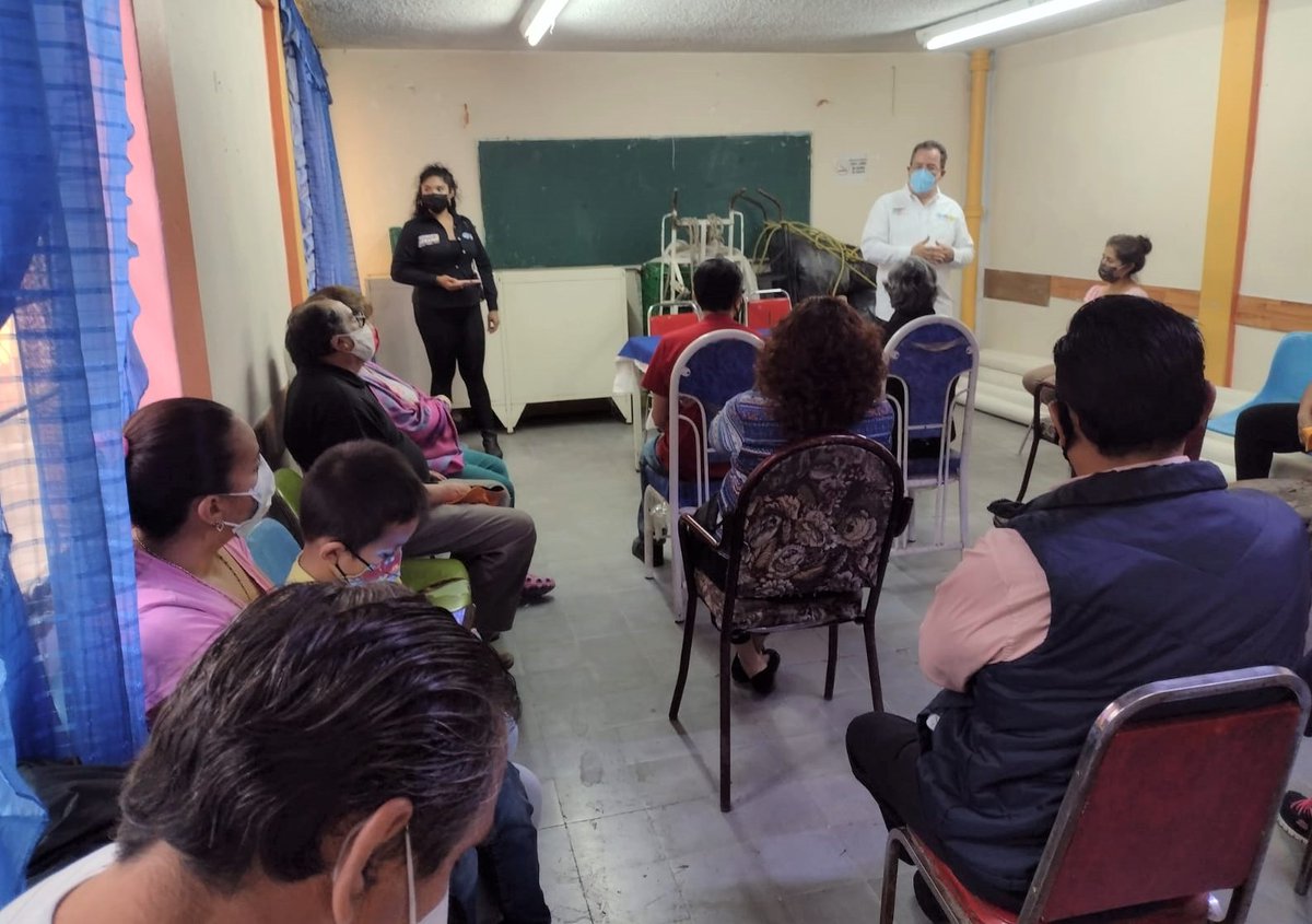 humlozanoa's tweet photo. Reunido con los vecinos y vecinas de #Balbuena, compartiendo sus problemas más urgentes en #VenustianoCarranza. La inseguridad, violencia, falta de oportunidades, problemas con la salud, corrupción son varios de los puntos por los debemos trabajar como #DiputadoFederalDto11 https://t.co/0vrgLl7UlL