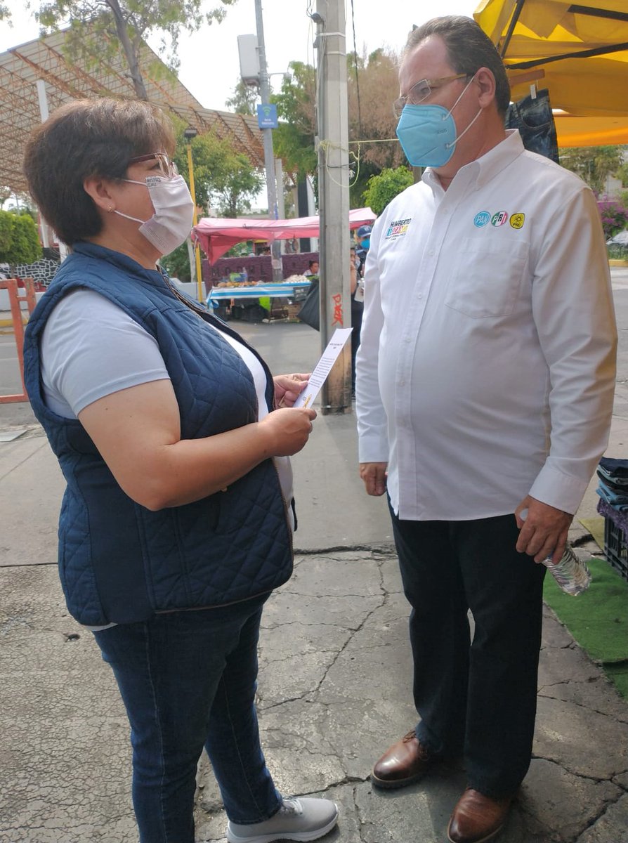 humlozanoa's tweet photo. Reunido con los vecinos y vecinas de #Balbuena, compartiendo sus problemas más urgentes en #VenustianoCarranza. La inseguridad, violencia, falta de oportunidades, problemas con la salud, corrupción son varios de los puntos por los debemos trabajar como #DiputadoFederalDto11 https://t.co/0vrgLl7UlL