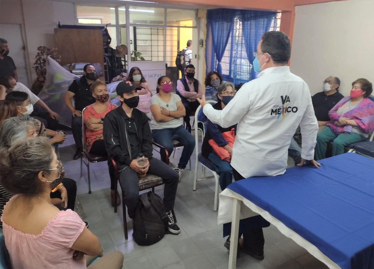 humlozanoa's tweet photo. Reunido con los vecinos y vecinas de #Balbuena, compartiendo sus problemas más urgentes en #VenustianoCarranza. La inseguridad, violencia, falta de oportunidades, problemas con la salud, corrupción son varios de los puntos por los debemos trabajar como #DiputadoFederalDto11 https://t.co/0vrgLl7UlL