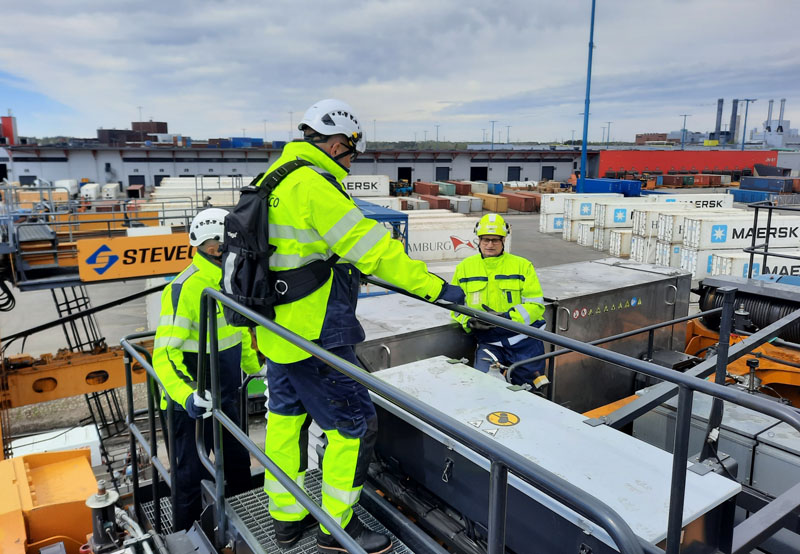 Ajoonlähtötarkastuksilla pyritään ehkäisemään ennakkoon koneiden laiterikot. Helsingin ahtaajien työsuojeluvaltuutettu Jarmo Moilanen kertoi perjantaina Jari Immoselle ja Rauli Pohjolalle, miten lukin ajoonlähtötarkastus tehdään. #turvallisuus #HCT