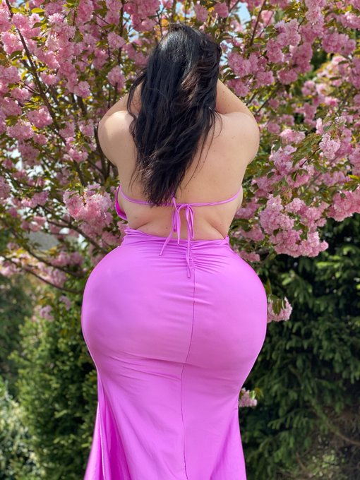 Isn&rsquo;t my dress pretty 🤩 https://t.co/QUKG8shCnc