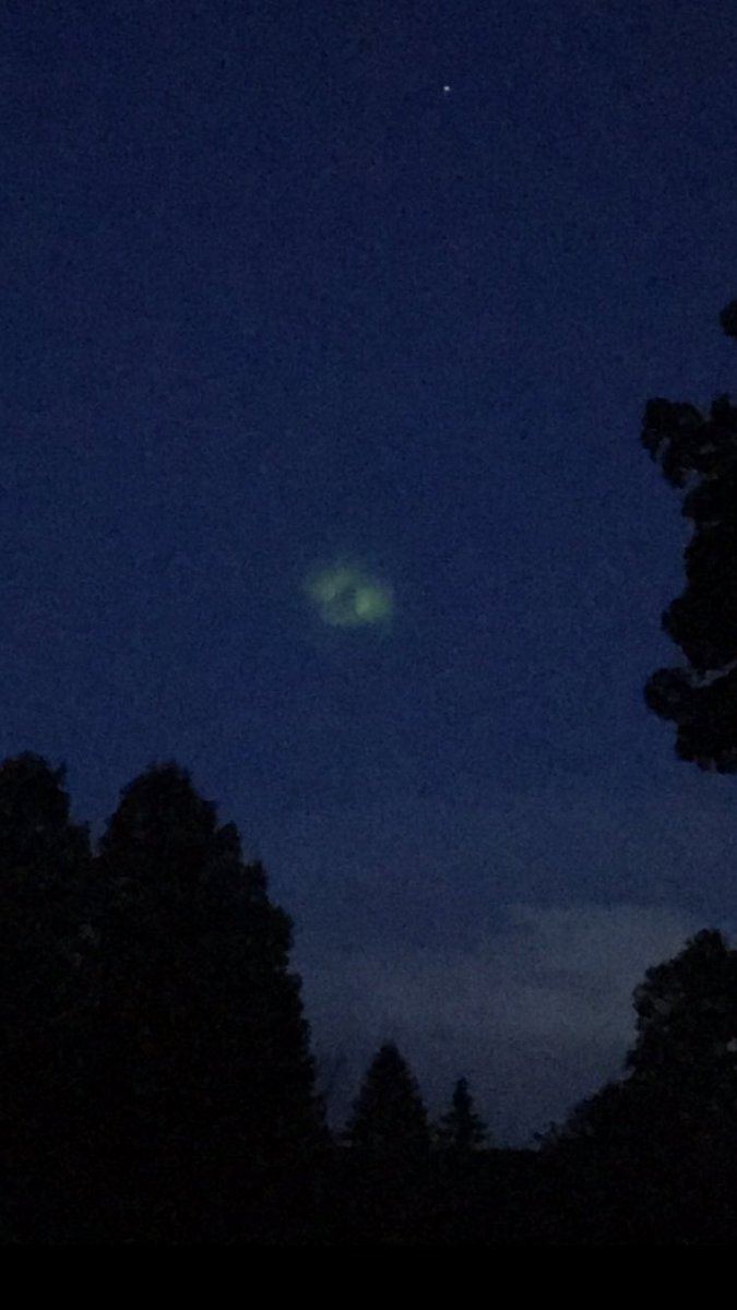 MDTorm's tweet photo. Wallops launch view from Beverly, MA... green barium vapor @NASA_Wallops #BlackBrantXII https://t.co/eSQA3pPRjn