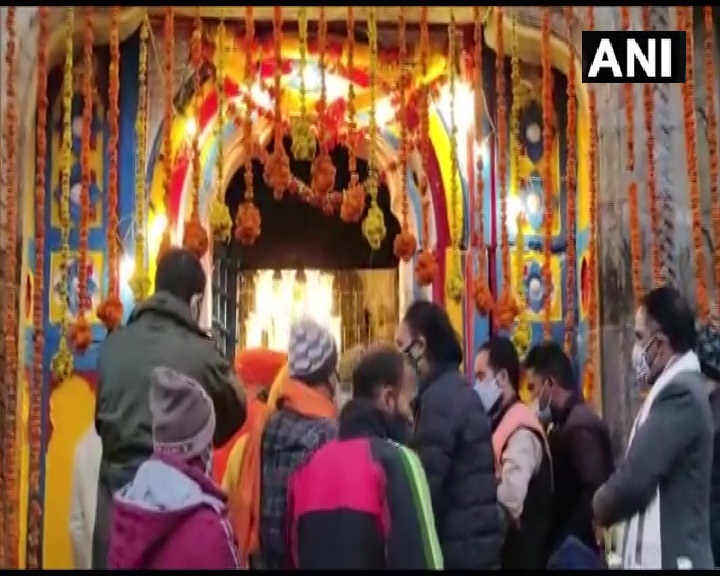 AHindinews's tweet photo. उत्तराखंड: आज सुबह 5 बजे केदारनाथ मंदिर के कपाट खोल दिए गए। https://t.co/T04YINSHn9