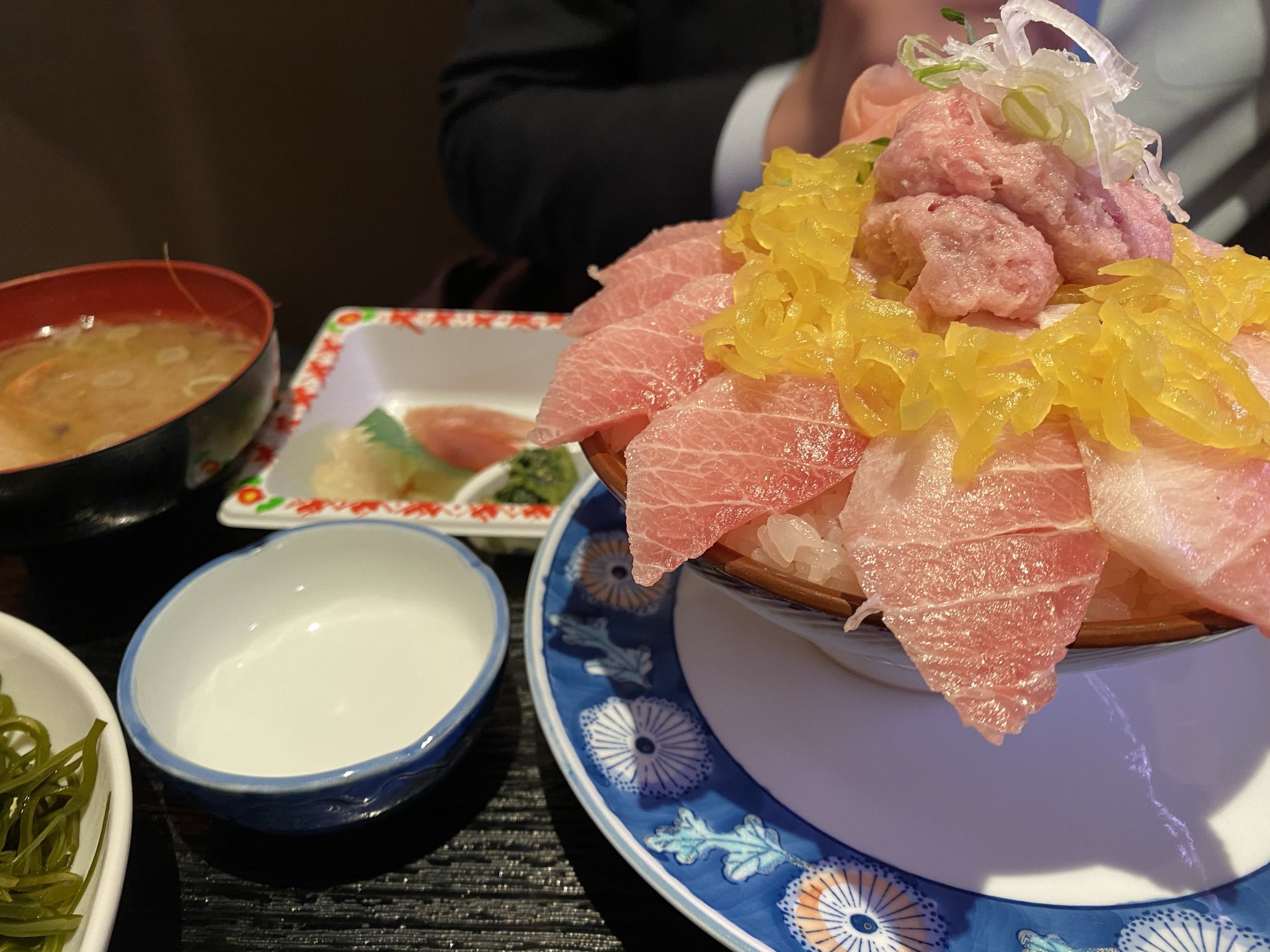 伊井浩太 魚祭糸魚川店の人気メニュー トロタク丼 掘り進めて行くと 温玉が出てきて味変も最高 魚祭 糸魚川 海鮮丼 漁師 T Co 0v2ohubwue Twitter