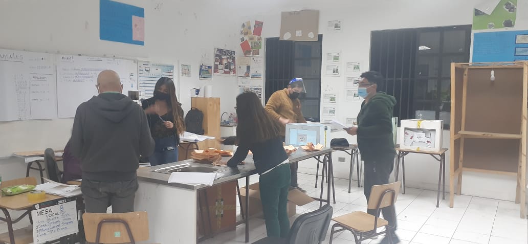 redcomunales's tweet photo. Mesas terminando conteo de votos a constituyentes y para gobernador regional, Marcos Sulantay se impuso en la comuna #Paihuano.
Comienza en algunas mesas conteo de votos para alcalde.
#votocomunal #Elecciones2021CL https://t.co/PHZuBM5kCJ
