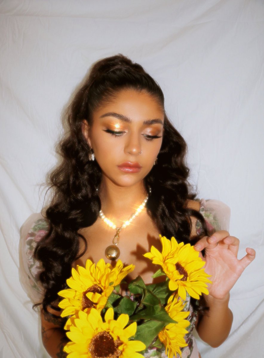 AndreaRussett's tweet photo. sunflower love 💖 https://t.co/wy7P4XbTbu