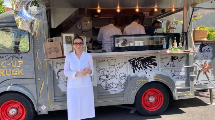 Anne-Sophie Pic se lance dans les burgers avec son food-truck.
► francebleu.fr/infos/insolite…