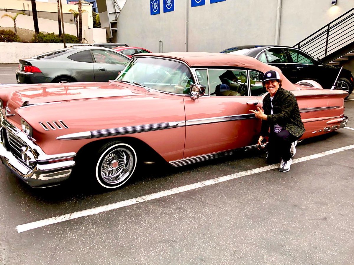 JohnOates's tweet photo. Sunday night on the #SunsetStrip 👀 checkin out the #LowRiders 🔥🔥 https://t.co/aYVxWe1XQz