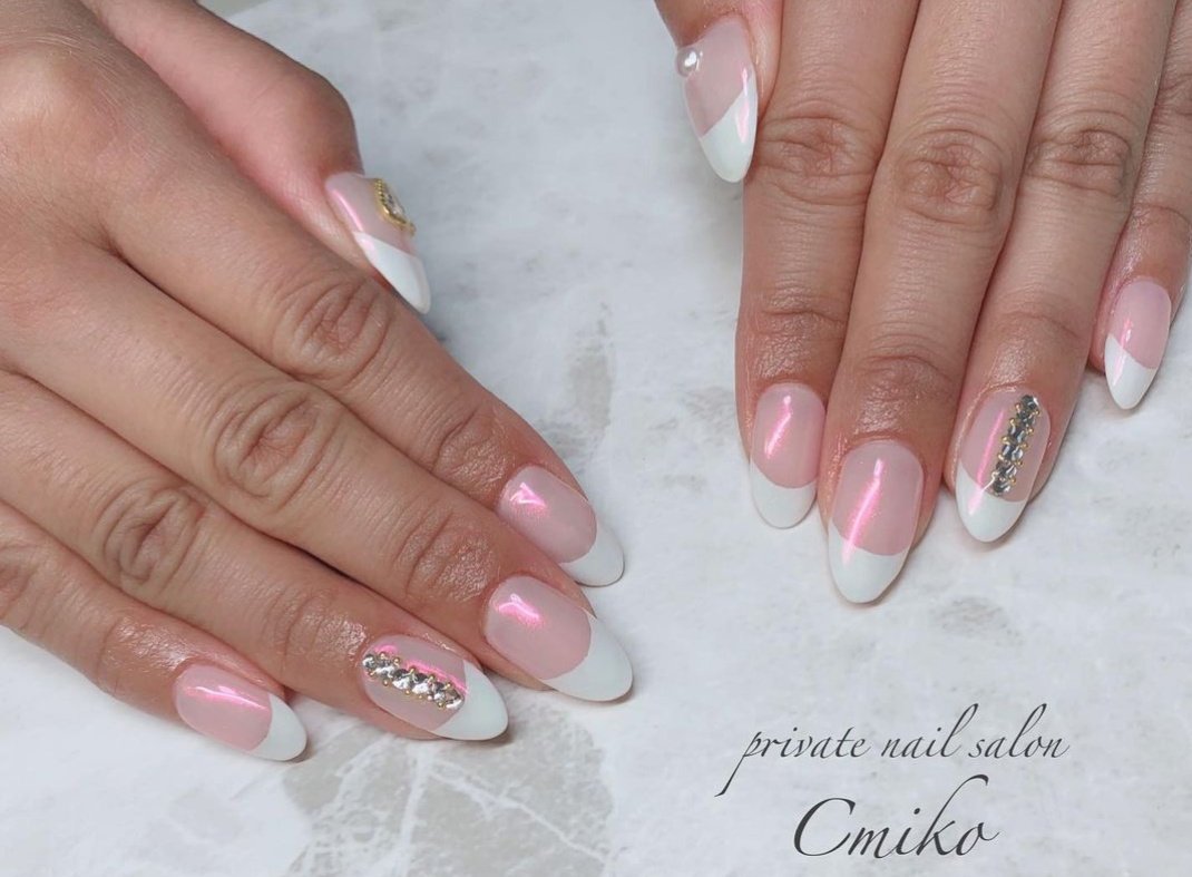 Cmiko オーロラ フレンチ 春色ピンクのオーロラがかわいい チェーン風ストーンもキラッと T Co Zamqi9jk3w 船橋ネイルサロン 千葉ネイルサロン 春ネイル オーロラネイル オーロラパウダー キラキラ ネイル フレンチ 白フレンチネイル