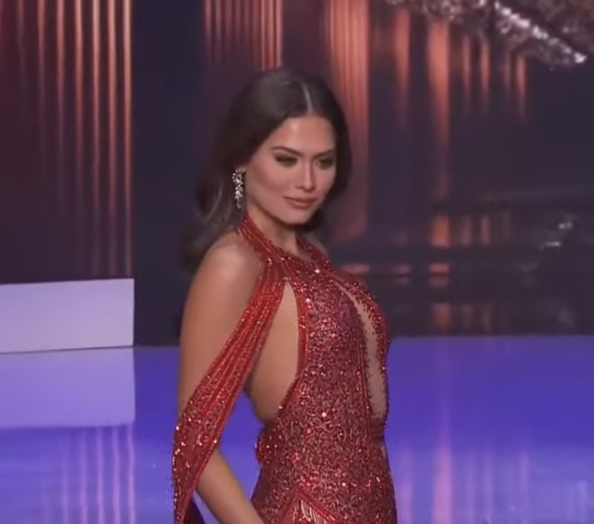 FaceNoticias1's tweet photo. La mexicana Andrea Meza originaria de #Chihuahua, está dentro del top 5 de #MissUniverso. 👑 https://t.co/cZZjCt0e4Z