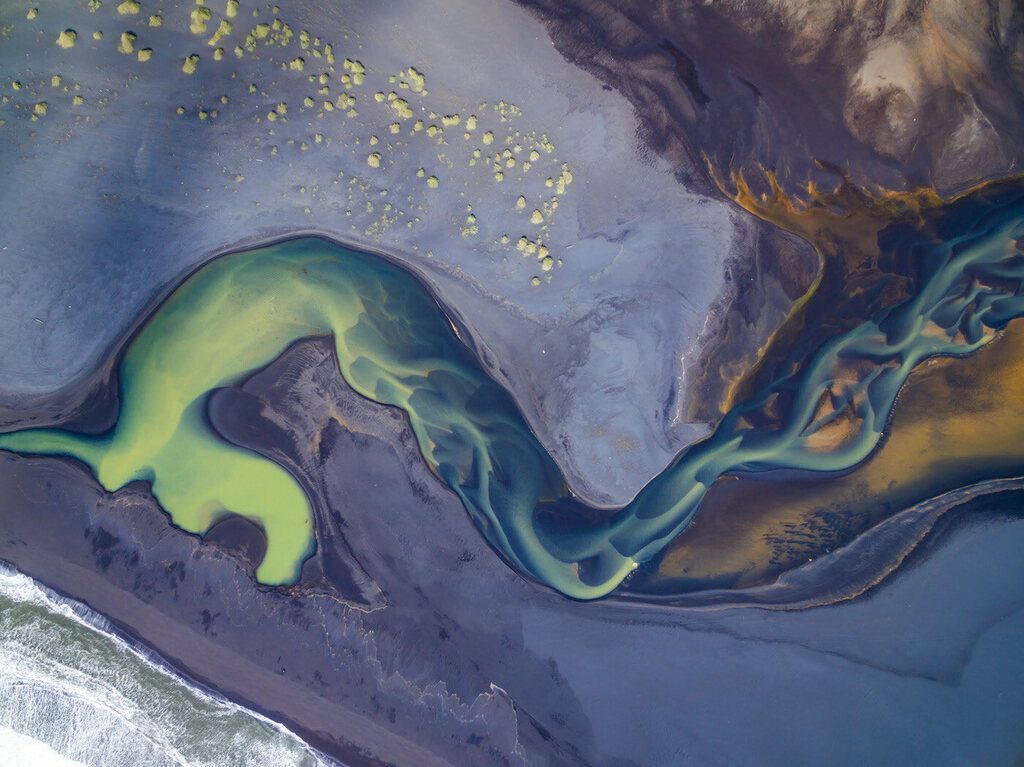 fubiz's tweet photo. Aerial Pictures of Iceland Glacial Rivers https://t.co/EH3oFT2fol https://t.co/cBnFeFMfEw https://t.co/sdxnClmmMS