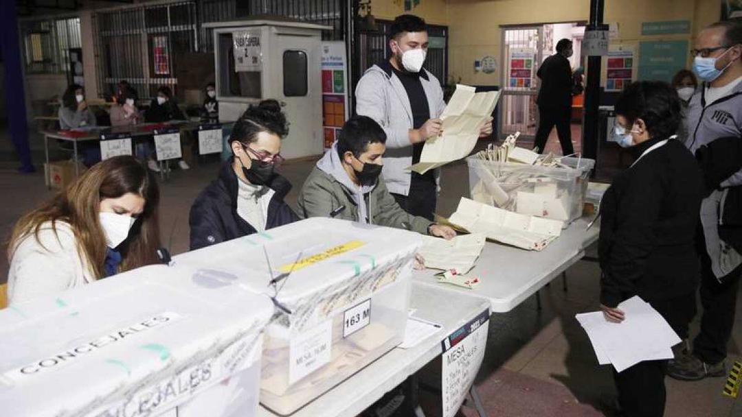 Luego de tantas movilizaciones, represión y dolor, el pueblo chileno comienza un nuevo camino. Han dando una clara señal sobre su contundente rechazo al neoliberalismo salvaje, a través del voto popular. Felicitaciones por este gran paso histórico. ¡Viva Chile!