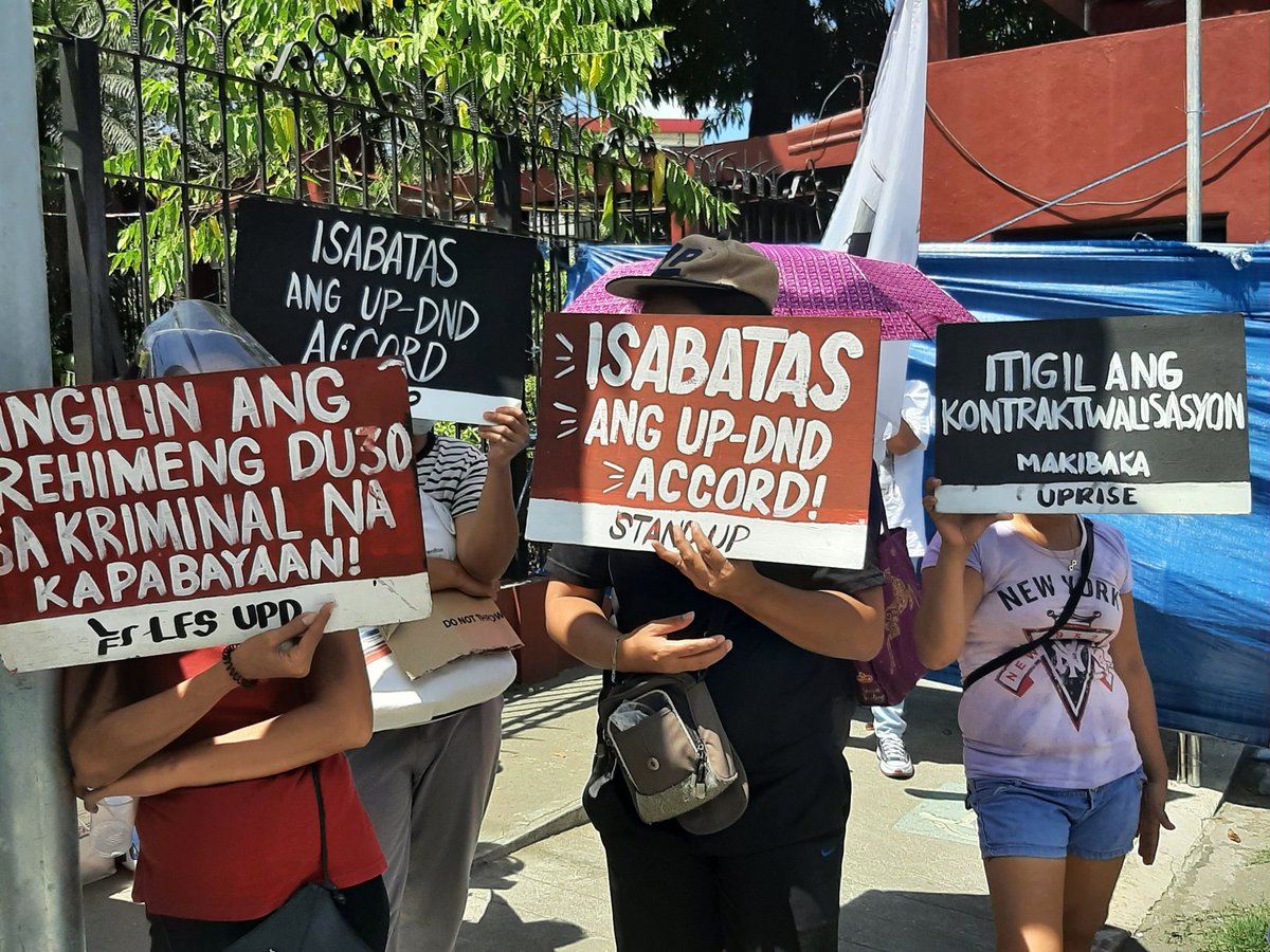 TINGNAN: Sa kabila ng banta ng dispersal, sama-samang kumilos at nanindigan ang mamamayan sa harap ng HOR para ipaglaban ang ayudang sapat para sa lahat, at upang depensahan ang kalayaang pang-akademiko.

#DefendAcademicFreedom
#UpholdUPDNDAccord
#AyudaParaSaLahat
#OUSTDUTERTENOW