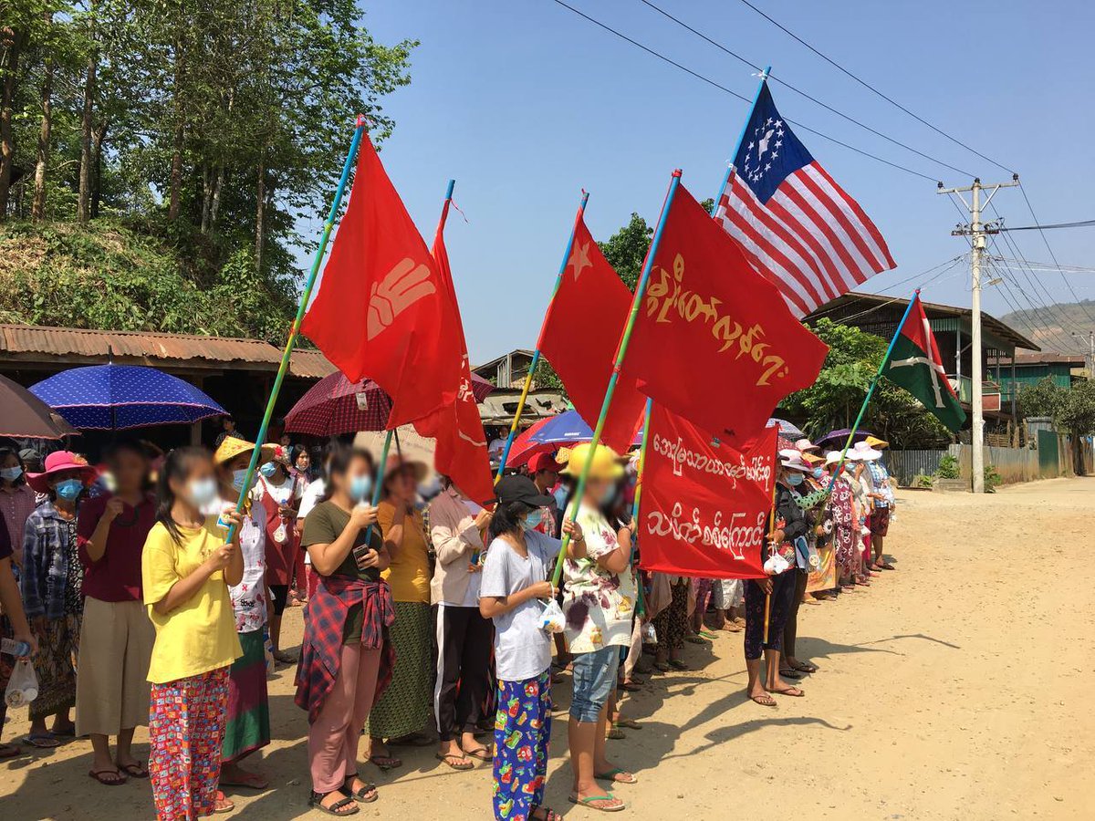 Myanmar_Now_Eng's tweet photo. Residents of the jade mining town of Hpakant in Kachin State organised a flash-mob protest on Monday, denouncing the military dictatorship and carrying flags symbolising the anti-coup resistance. (Photo- CJ) 
#WhatsHappeningInMyanmar https://t.co/FuisVyjuqp