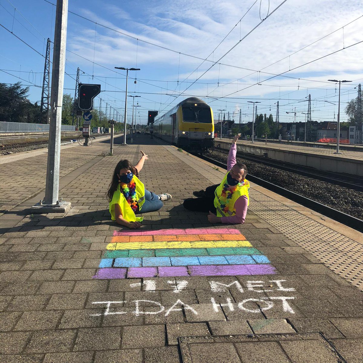 NMBS's tweet photo. Ter gelegenheid van de Internationale dag tegen homofobie en transfobie hijst NMBS de regenboogvlag en verlicht ze verschillende stations. #NMBS doet mee met de campagne van Rainbowcity door op bepaalde perrons regenbogen in krijt te tekenen. https://t.co/1POVnLEncf