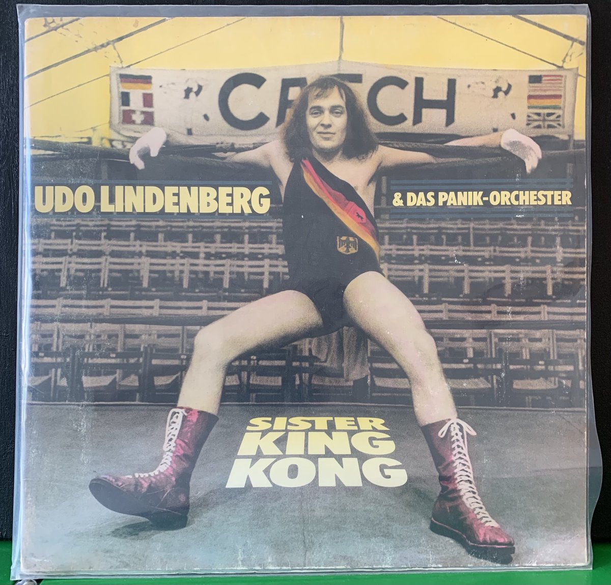 Happy birthday, #Udo, zum 75. Diese LP von Dir habe ich zuhause. Von damals bis heute immer wieder klasse. Die Zeile aus Deinem aktuellen Song ist ein Mutmacher in der Pandemie: „Selbst die dunkelste Stunde hat nur 60 Minuten.“ Glückwünsche mit viel Orchester und wenig Panik.