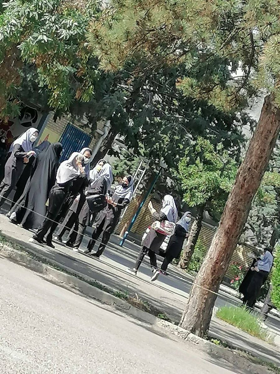 70XpdAu5EdU927N's tweet photo. آقای رییسی که میگین بچه ی منم مثل شماست نهاییه، ببین اوضاع اونا چجوریه؟ اوضاع ما که داغون بود
پ ن: البته ک معلومه پسر شما کلا ۲ نفر تو حوزه شون هستن
@dralirezazali
#امتحان_نهایی_متوقف_پروتکل_رعایت_نشد
#تعویق_امتحانات_نهایی
#امتحان_نهایی_امنیت_نداشت  @saeednamaki @MajidHosseini_ https://t.co/Wz67MDbECv