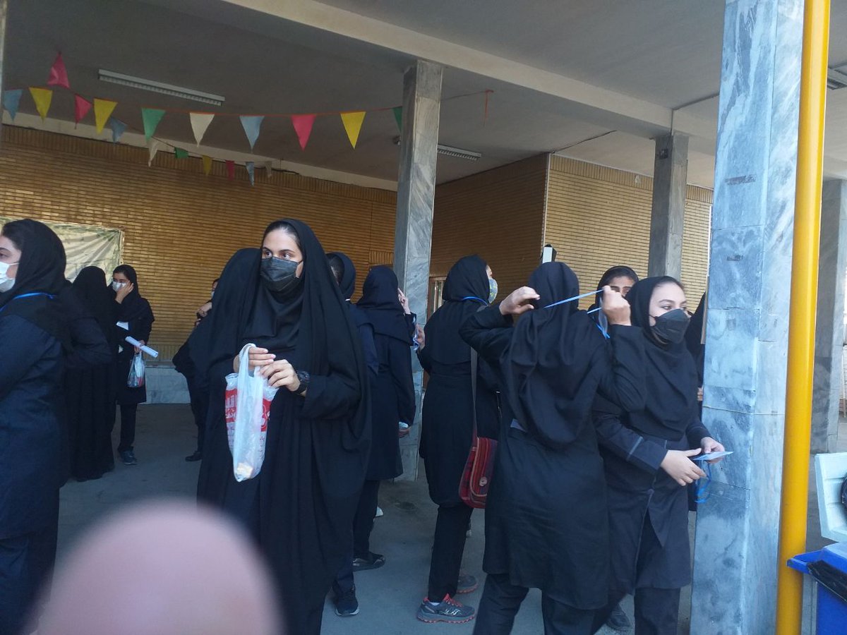 70XpdAu5EdU927N's tweet photo. آقای رییسی که میگین بچه ی منم مثل شماست نهاییه، ببین اوضاع اونا چجوریه؟ اوضاع ما که داغون بود
پ ن: البته ک معلومه پسر شما کلا ۲ نفر تو حوزه شون هستن
@dralirezazali
#امتحان_نهایی_متوقف_پروتکل_رعایت_نشد
#تعویق_امتحانات_نهایی
#امتحان_نهایی_امنیت_نداشت  @saeednamaki @MajidHosseini_ https://t.co/Wz67MDbECv