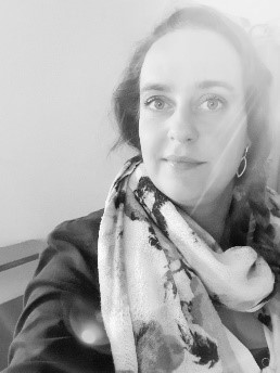 Stephanie Witjes is aangesteld als projectleider DB-connect. Welkom! Lees het hele artikel op dbconnect.info/2021/05/stepha… Foto s: Stephanie Witjes in haar rolstoel en portretfoto.