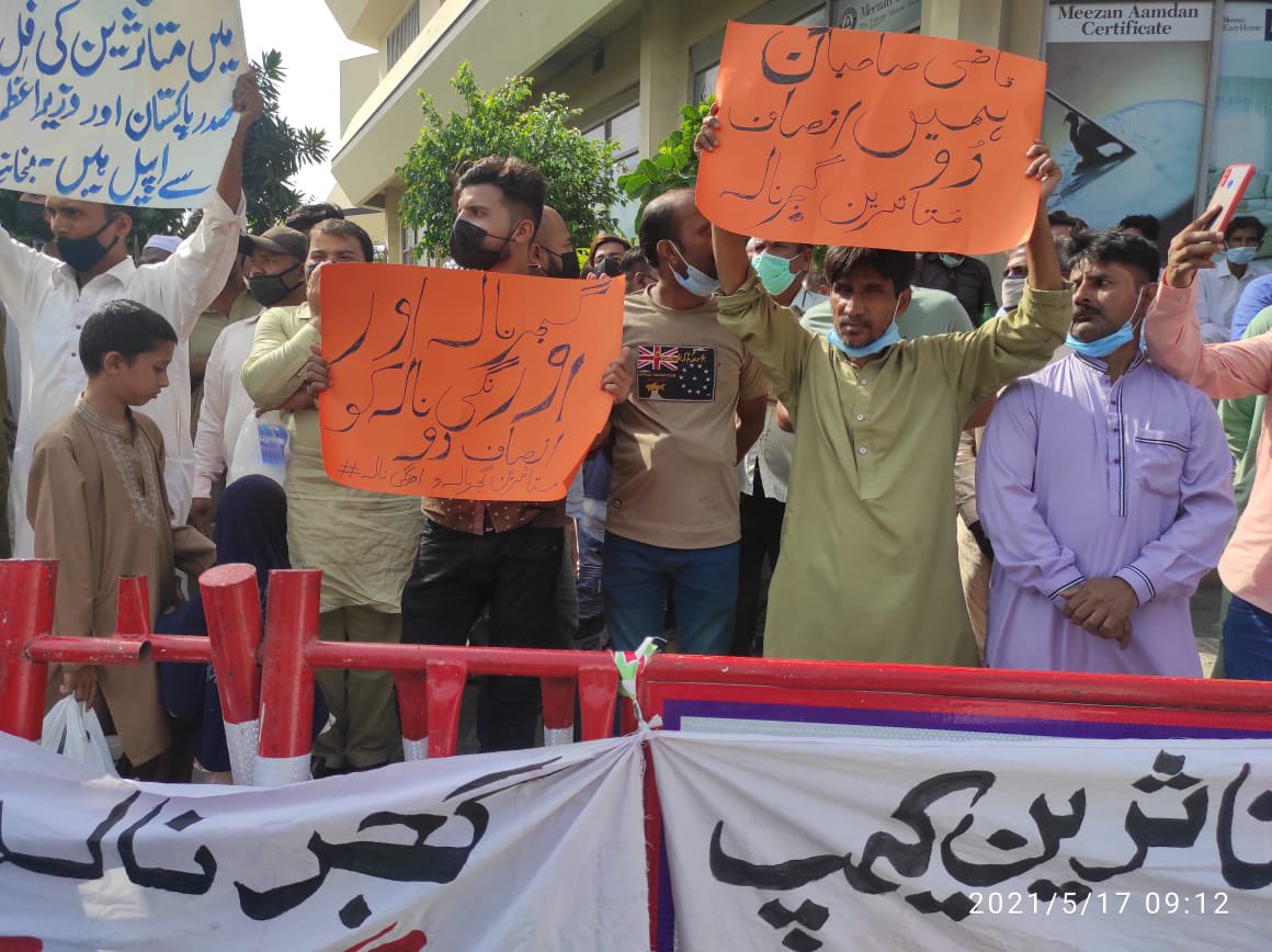 StopEvictionKHI's tweet photo. 1/ Today, Gujjar and Orangi Nala affectees demonstrated outside the Supreme Court as the Chief Justice drove in. We were able to maintain the stay order and the matter has been deferred to the Sindh High Court, where another hearing will be held tomorrow, May 18th.
#Karachi https://t.co/kaQRsCHVID