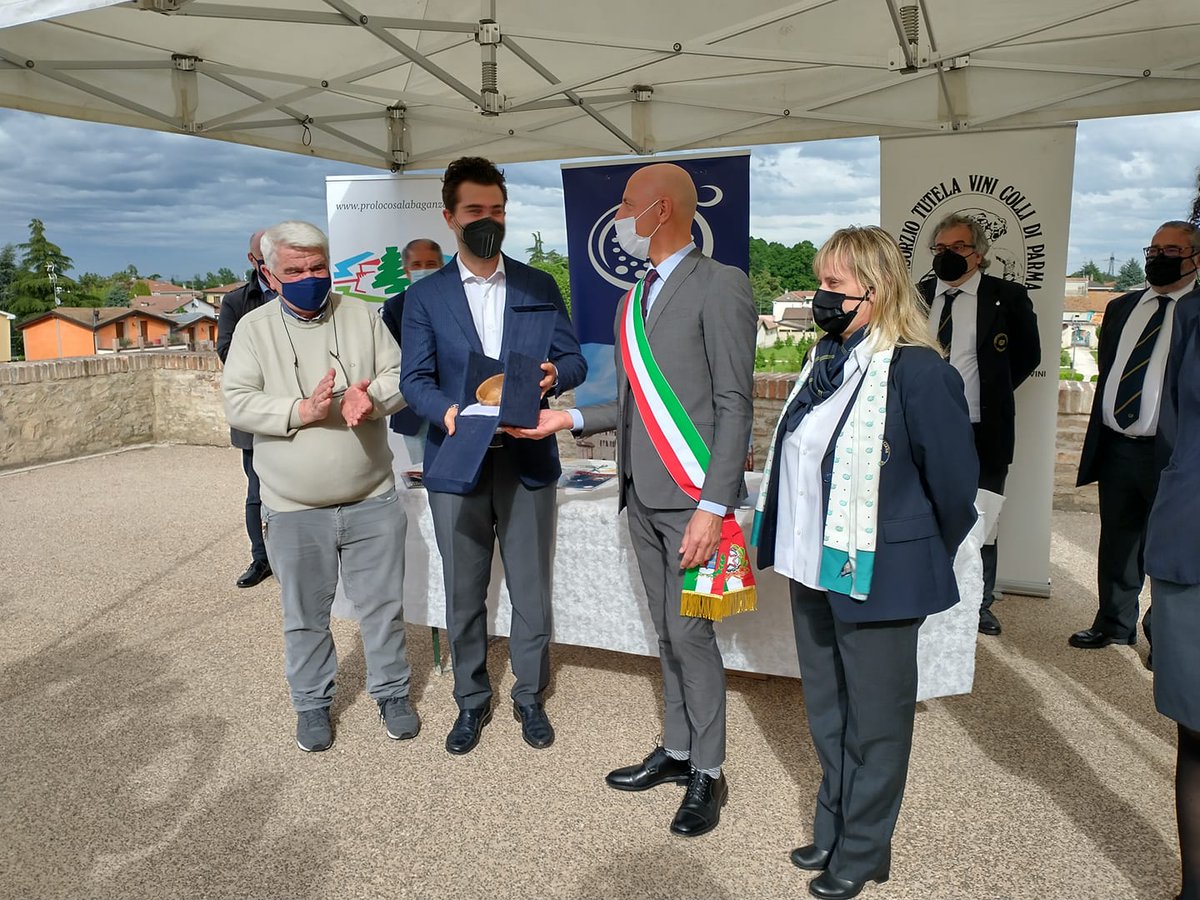 Complimenti al giovanissimo @tommaso_moroni e a Ca' Nova Vigne &amp; Vini per la Coseta d'Or vinta al #festivalmalvasia!! Brindiamo al vostro successo! 🥂#ParmaCityOfGastronomy