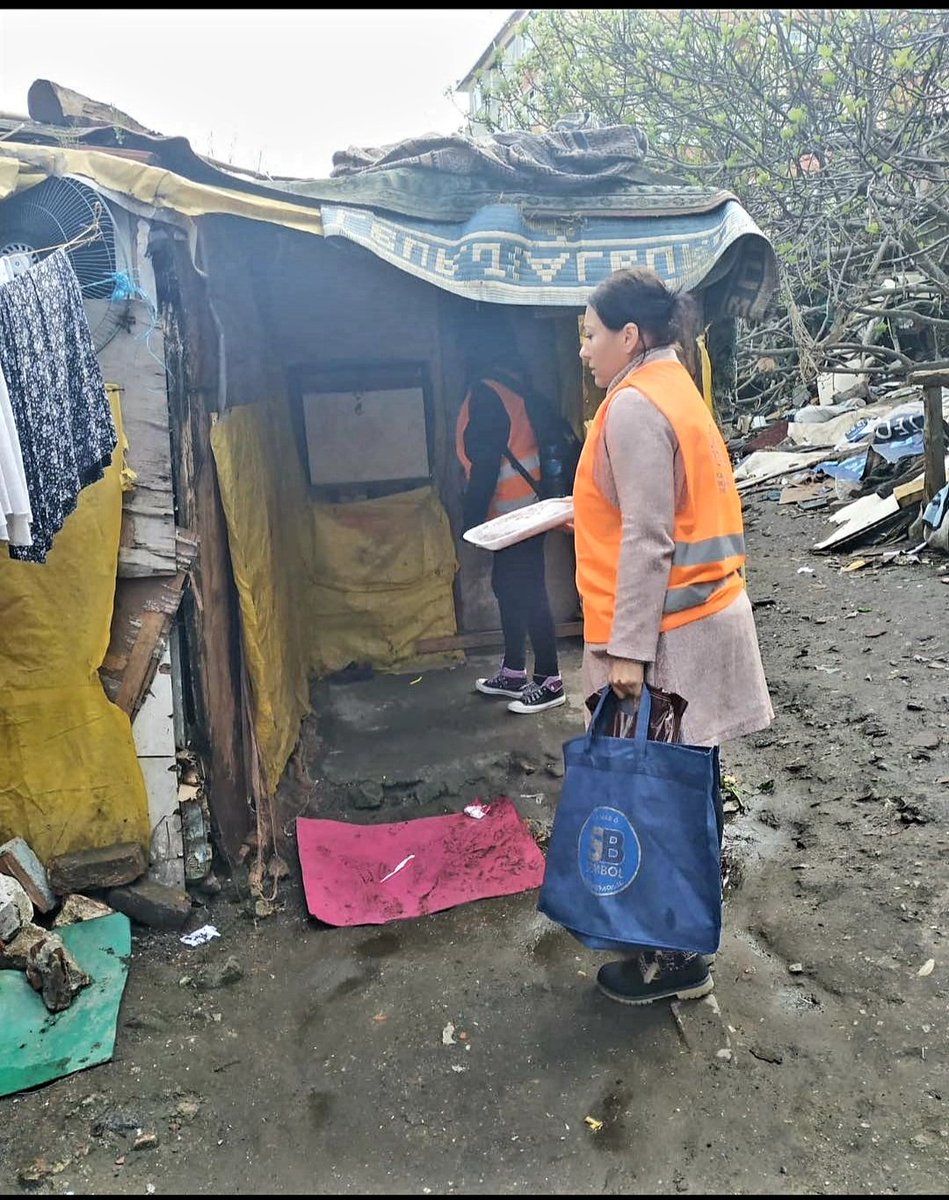 Sokak__Lambasii's tweet image. Her gün evsiz dostlarımıza yemek ikram ediyoruz. Dezavantajlı çocuklar, ihtiyaç sahibi aileler ve sokak hayvanları ile ilgileniyoruz. Desteklerinizle karanlıklara ışık saçıyor, kırık kalplere çiçek ekiyoruz ❤ İmece varsa, umut var 🙏 #insanarastgelin #SokakLambası