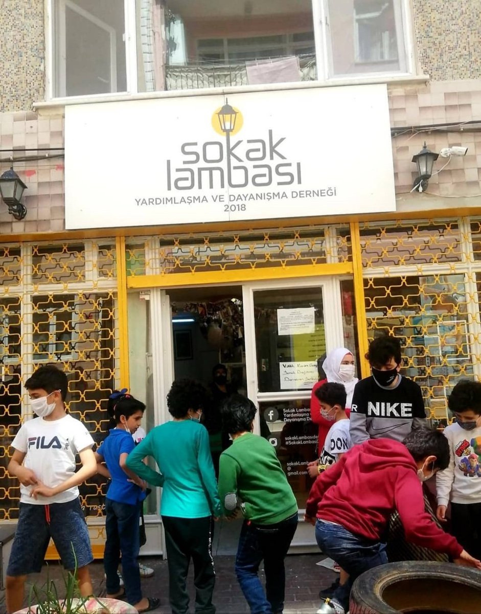 Sokak__Lambasii's tweet image. Her gün evsiz dostlarımıza yemek ikram ediyoruz. Dezavantajlı çocuklar, ihtiyaç sahibi aileler ve sokak hayvanları ile ilgileniyoruz. Desteklerinizle karanlıklara ışık saçıyor, kırık kalplere çiçek ekiyoruz ❤ İmece varsa, umut var 🙏 #insanarastgelin #SokakLambası