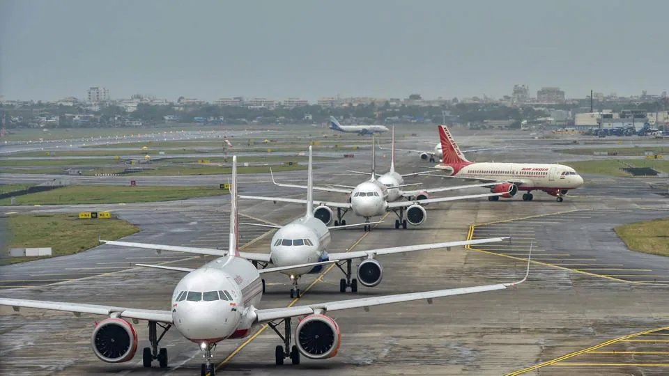 KhabreeM's tweet photo. #Mumbai airport to remain shut till 4 pm

Authorities have shut Mumbai Airport till 4 pm as cyclone emerges https://t.co/dfh8cEhjNm