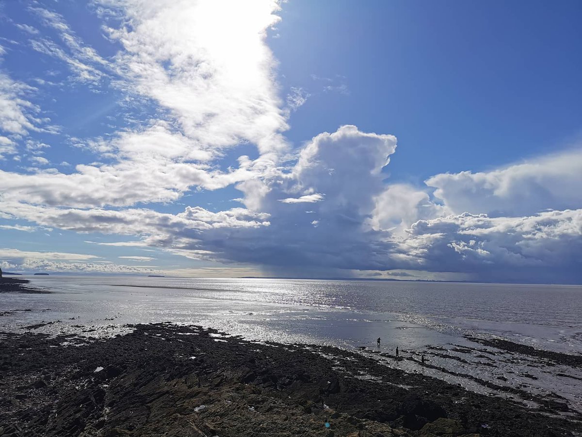 Andreealrina's tweet photo. I had a dream of seeing the blue sea, feeling the breeze and the sun.. When I woke up the sea was there. #seaside #clevedonpier #lovely #makingmemories #clevedonseafront #sun #Clouds https://t.co/QCfN4XkVph